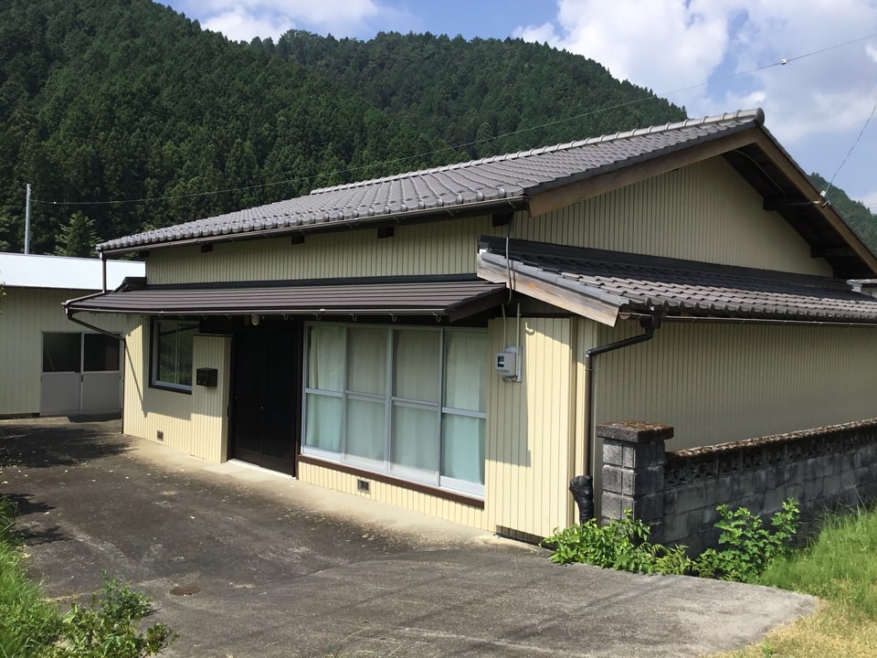 広い畑付きのコンパクトな平屋の物件の写真