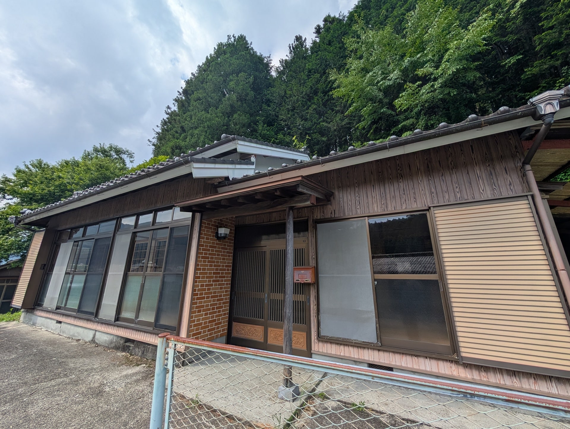 保育園と小学校が近いガレージ付きの物件の写真